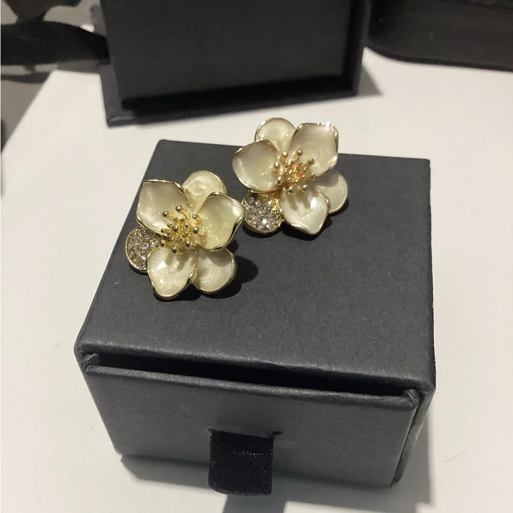 🌸GoldTone Polychrome White Hibiscus Flower Post Back Earrings